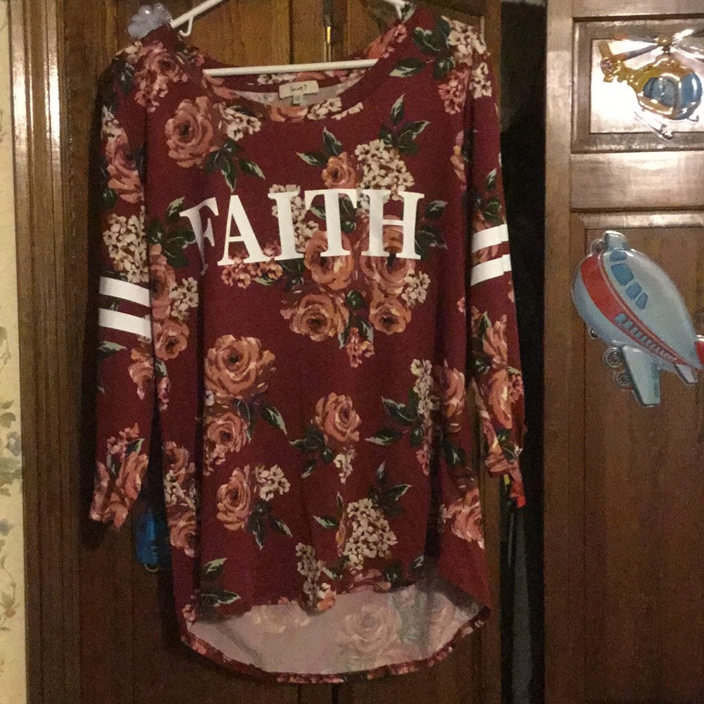 ✨3 FOR $10 SALE ITEM✨ Love J Floral Top